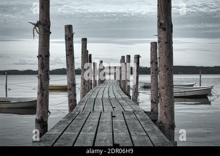 Holzsteg am Meer. Stockfoto
