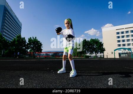 Weibliche Kind Boxer in Handschuhen, Feminismus Konzept. Zurück in die Schule, körperliches Training. Stockfoto