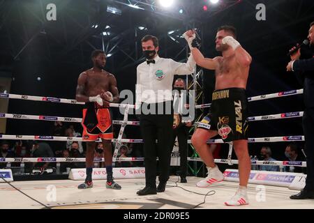 Nicht exklusiv: KIEW, UKRAINE - 18. DEZEMBER 2020 - der Schiedsrichter erklärt ukrainischen Boxer Dmytro Mytrofanov (R) der Gewinner im Kampf um die vakanten Stockfoto