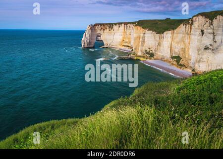 Fantastische Landschaft an der Atlantikküste. Malerische Strände mit atemberaubender Küste und hohen Klippen, Etretat, Normandie, Frankreich, Europa Stockfoto