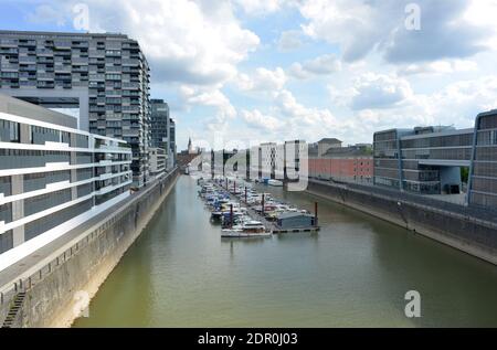 Köln, Deutschland 08-02-2020 Yachthafen mit Booten und Yachten im Zollhafen Stockfoto