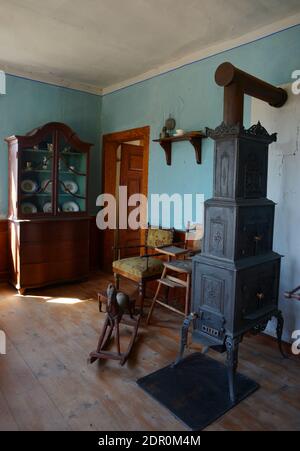 Hohenfelden, Deutschland 08-06-2020 Wohnzimmer mit antikem Ofen und altem Dekor Stockfoto