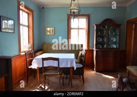 Hohenfelden, Deutschland 08-06-2020 Blick in ein altes Wohnzimmer mit Vintage-Möbeln in einem Museum Stockfoto