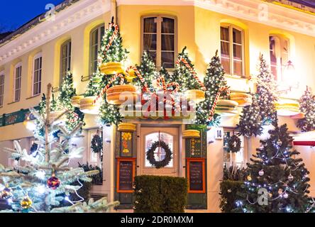 Schöne Weihnachtsdekoration in Vilnius, Litauen, mit Weihnachtsbäumen und riesigen Makronen, Lichter und Nacht Hintergrund Stockfoto