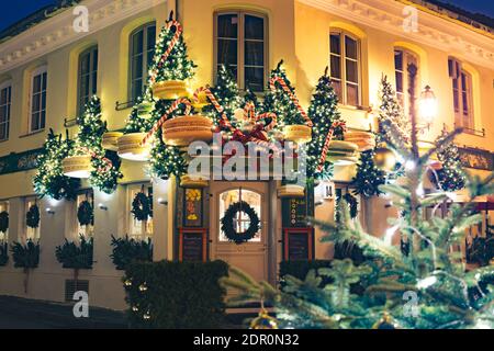 Schöne Weihnachtsdekoration in Vilnius, Litauen, mit Weihnachtsbäumen und riesigen Makronen, Lichter und Nacht Hintergrund Stockfoto