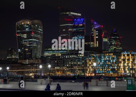 Die City of London bei Nacht. Stockfoto