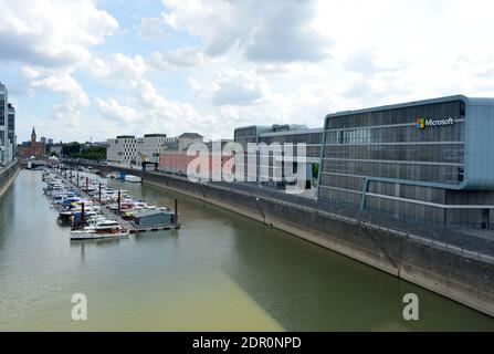 Köln, Deutschland 08-02-2020 Geschäftsgebäude am Zollhafen mit dem microsoft-Gebäude Stockfoto