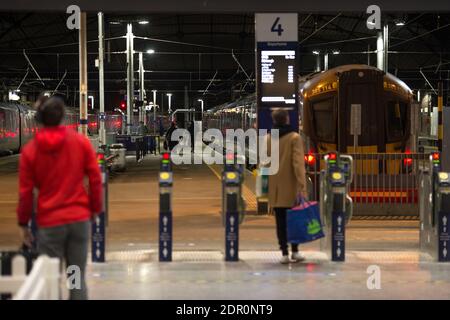 Glasgow, Schottland, Großbritannien. Dezember 2020. Im Bild: Glasgow Queen Street Station. Aufgenommen am letzten Sonntag vor Weihnachten, eine Szene, die normalerweise mit Einkäufern beschäftigt wäre, die in den Bahnhof einpacken, wurde wieder durch COVID19-Sperren und die Nachricht vom letzten Abend, dass es einen weiteren Lockdown gibt, der diesen zweiten Weihnachtsfeiertag für 3 Wochen beginnt, getrübt. Quelle: Colin Fisher/Alamy Live News Stockfoto