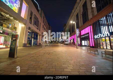 Glasgow, Schottland, Großbritannien. Dezember 2020. Im Bild: Buchanan Street . Aufgenommen am letzten Sonntag vor Weihnachten, eine Szene, die normalerweise mit Käufern beschäftigt wäre, die die Straße packen, um ein paar Last-Minute-Weihnachtseinkäufe zu machen, Wurde wieder durch COVID19-Sperren und die letzte Nacht Nachricht, dass es eine weitere Sperre zu diesem Boxing Day für 3 Wochen beginnen getrübt. Quelle: Colin Fisher/Alamy Live News Stockfoto