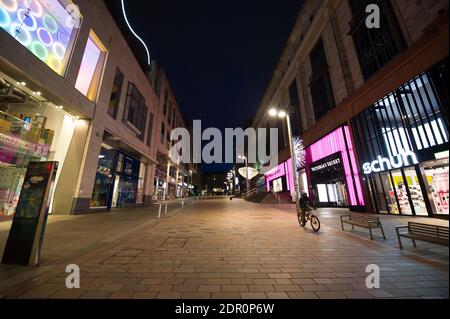 Glasgow, Schottland, Großbritannien. Dezember 2020. Im Bild: Buchanan Street . Aufgenommen am letzten Sonntag vor Weihnachten, eine Szene, die normalerweise mit Käufern beschäftigt wäre, die die Straße packen, um ein paar Last-Minute-Weihnachtseinkäufe zu machen, Wurde wieder durch COVID19-Sperren und die letzte Nacht Nachricht, dass es eine weitere Sperre zu diesem Boxing Day für 3 Wochen beginnen getrübt. Quelle: Colin Fisher/Alamy Live News Stockfoto