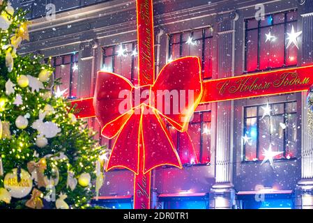 MOSKAU - DEZ 19: Fassade des TSUM-Einkaufszentrums für Neujahr und Weihnachten in Moskau, Dezember 19. 2020 in Russland Stockfoto