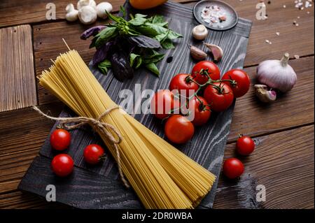 Frisches Gemüse und Spaghetti, Holzhintergrund Stockfoto
