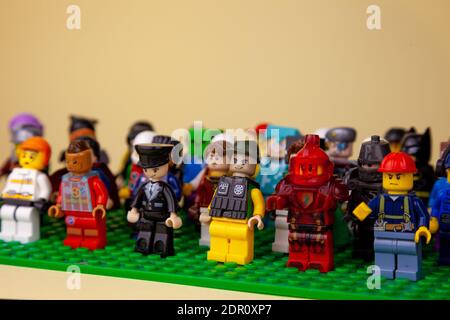 Ukraine, Kiew - 3. April 2020: LEGO Figuren. Die Gesellschaft von Freunden. Set von kleinen Männern. Die Menge bei der Kundgebung. Stockfoto