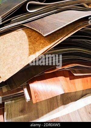 Ein Bündel von übrig gebliebenen Stücken Linoleum übereinander gestapelt. Stockfoto