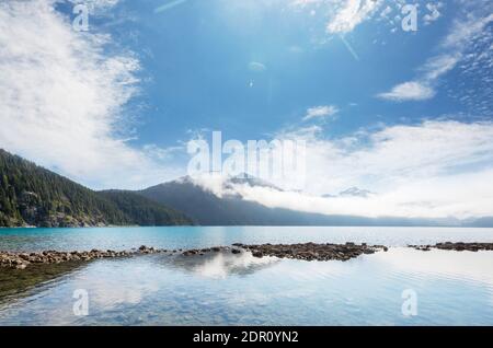 Wanderung zum türkisblauen Wasser der malerischen Garibaldi Lake in der Nähe von Whistler, BC, Kanada. Sehr beliebte Wanderung Ziel in British Columbia. Stockfoto