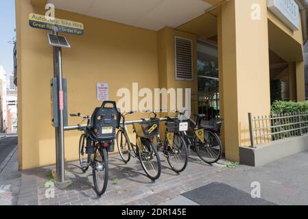 Ein Rent Me-Schild auf der Rückseite eines Leihfahrrads in der Innenstadt von Kings Cross in New South Wales, Australien Stockfoto