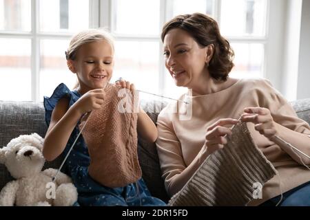 Nahaufnahme glücklich reifen Großmutter und kleine Enkelin Stricken zusammen Stockfoto