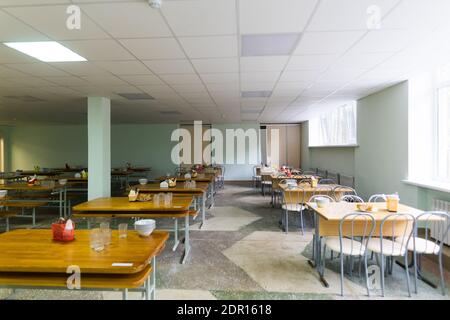 Stühle und Tische. Der Speisesaal ist unter Quarantäne gestellt. Stockfoto