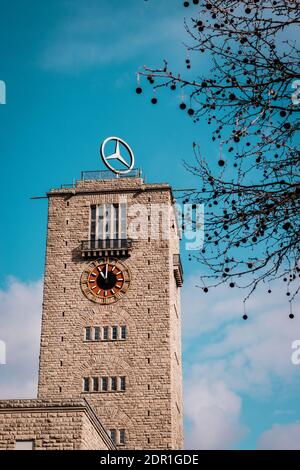 07. März 2020 Stuttgart, Deutschland - Hauptbahnhof in Stuttgart, ein Turm mit Mercedes-Stern-Logo auf der Oberseite. Stockfoto