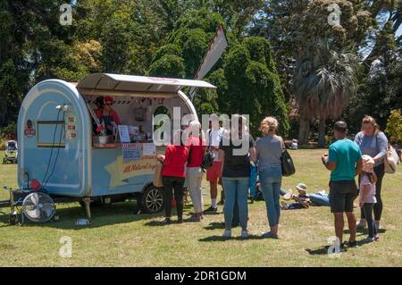 Food van auf dem Makers' Market in Rippon Lea House & Gardens, Elsternwick, Victoria, Weihnachten 2020 Stockfoto