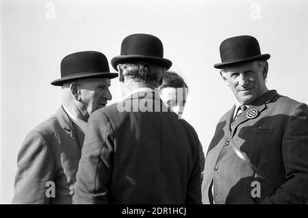 Großbritannien, England, Devonshire, Buckfastleigh, 1972. Punkt-zu-Punkt-Pferderennen wurden am Dean Court auf den Dean Marshes, in der Nähe der A38 zwischen Plymouth und Exeter, abgehalten. Drei Stewards tragen schwarze Melone Hüte. Stockfoto