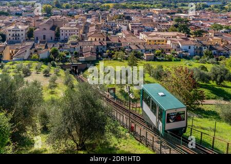 Die Seilbahn, die den unteren und oberen Teil des Dorfes Certaldo in der Provinz Florenz, Toskana, Italien verbindet Stockfoto