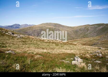 Scafell Pike und Scafell Grey Friar im Vordergrund Goat's Hawse zwischen Dow Crag und The Old man of Coniston Lake District Cumbria England Stockfoto