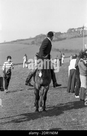 Großbritannien, England, Devonshire, Buckfastleigh, 1972. Punkt-zu-Punkt-Rennen wurden am Dean Court auf den Dean Marshes, in der Nähe der A38 zwischen Plymouth und Exeter, abgehalten. Ein Mitglied der lokalen Jagd reitet sein Pferd. Stockfoto