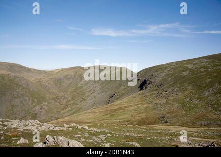 Der Grat, der vom alten Mann von Coniston in Richtung führt Swirl wie gesehen von Goat's Hawse der Lake District Coniston Cumbria England Stockfoto