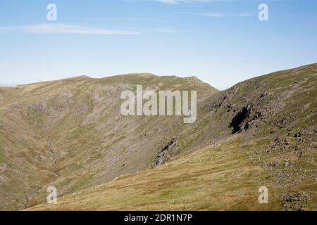 Der Grat, der vom alten Mann von Coniston in Richtung führt Swirl wie gesehen von Goat's Hawse der Lake District Coniston Cumbria England Stockfoto