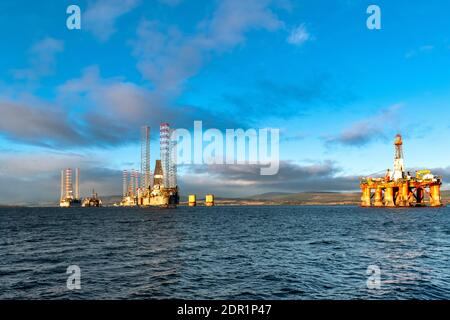 CROMARTY SCHWARZ ISLE HALBINSEL SCHOTTLAND AM FRÜHEN MORGEN UND DIE CROMARTY FIRTH MIT ÖLPLATTFORMEN ODER RIGS Stockfoto