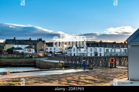 CROMARTY SCHWARZE ISLE HALBINSEL SCHOTTLAND AM FRÜHEN MORGEN SONNENAUFGANG ÜBER DEM HAFENHOTEL UND HÄUSER IN DER BANK STREET Stockfoto