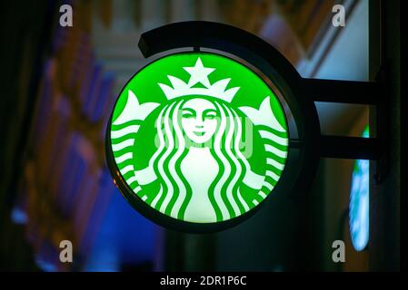 BERLIN - DEZ 19: STARBUCKS neues Schild über dem Eingang zum Starbucks Café in Berlin, Dezember 19. 2020 in Deutschland Stockfoto