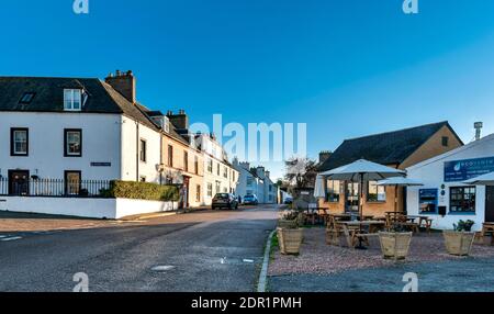 CROMARTY SCHWARZ ISLE HALBINSEL SCHOTTLAND BLICK BANK STREET MIT CAFE UND ECOVENTURES AUF DER RECHTEN SEITE Stockfoto