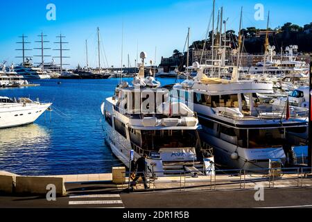 Monte Carlo, Monaco 29.11.2020 Segelboote Yachten und moderne Schiffe im Hafen auf Seestrufel Hintergrund . Hochwertige Fotos Stockfoto