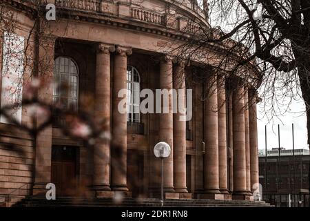 07. März 2020 Stuttgart, Deutschland - Vorderansicht des berühmten historischen Stuttgarter Opernhauses nach Plänen des Architekten Max Littmann mit kleinem Eckensee Stockfoto