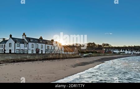 CROMARTY SCHWARZ ISLE PENINSULAR SCHOTTLAND SONNENAUFGANG ÜBER DEM SANDSTRAND VOR BAYVIEW CRESCENT HÄUSER UND HOTEL Stockfoto