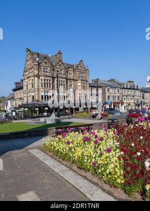 Blick über die war Memorial Gardens in Harrogate in Richtung des berühmten Betty's Tea Shop und Restaurant Stockfoto