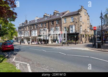 Terrasse mit Geschäften und Cafés auf Montpellier Hill in Harrogate, North Yorkshire Stockfoto