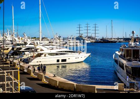 Monte Carlo, Monaco 29.11.2020 Segelboote Yachten und moderne Schiffe im Hafen auf Seestrufel Hintergrund . Hochwertige Fotos Stockfoto