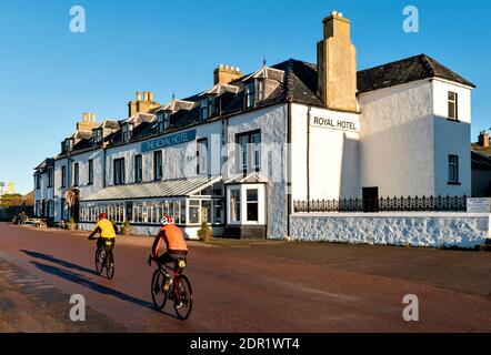 CROMARTY SCHWARZ ISLE PENINSULAR SCHOTTLAND ZWEI RADFAHRER VOR DAS ROYAL HOTEL AUF DER MEERESTERRASSE Stockfoto