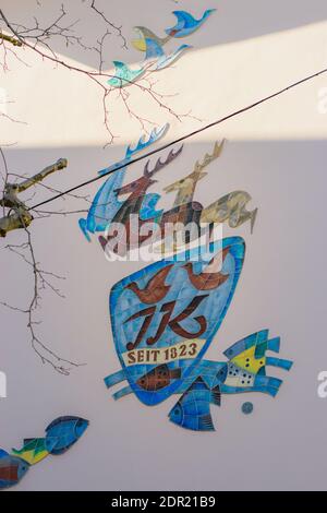 07. März 2020 Stuttgart, Deutschland - Mosaikkomposition im Stil der Moderne an der Wand, Zentrum von Stuttgart. Gebäude im Stil des XX. Jahrhunderts, farblich dekoriert Stockfoto