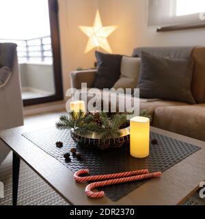 Weihnachtsdekoration im modernen Wohnzimmer Stockfoto