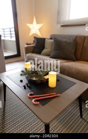 Weihnachtsdekoration im modernen Wohnzimmer Stockfoto