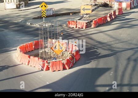 Die Vorbereitung eines Schildes Schutz einer Verkehrsstraße ist ein ziviles Baugebiet. Stockfoto