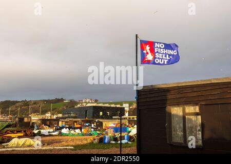 Hastings, East Sussex, Großbritannien. Dunkle Wolken ziehen sich über dem Strand der Fischerboote, da die Fischereirechte immer noch ein Knackpunkt in den EU/Brexit-Verhandlungen sind. Stockfoto