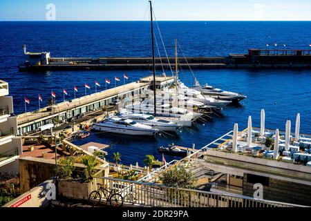 Monte Carlo, Monaco 29.11.2020 Segelboote Yachten und moderne Schiffe im Hafen auf Seestrufel Hintergrund . Hochwertige Fotos Stockfoto