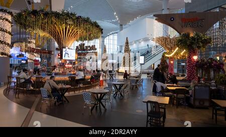 Weihnachtsdekoration am Terminal des neuen internationalen Hauptflughafens von Istanbul im Stadtteil Arnavutköy auf der europäischen Seite Istanbuls. Türkei Stockfoto