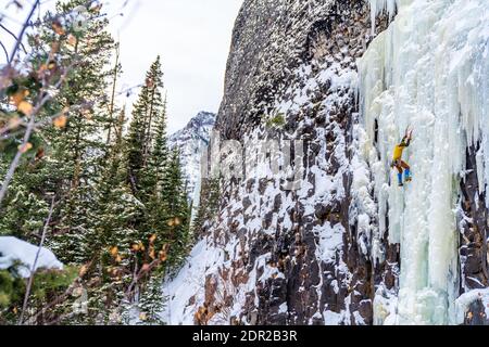 Eiskletterer genießen einen Tag draußen Klettern gefrorenen Wasserfällen in Hyalite Canyon Stockfoto