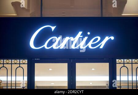 MOSKAU - DEZ 19: Schild mit Cartier-Schriftzug über dem Eingang zum Geschäft in Moskau, 19. Dezember 2020 in Russland. Stockfoto